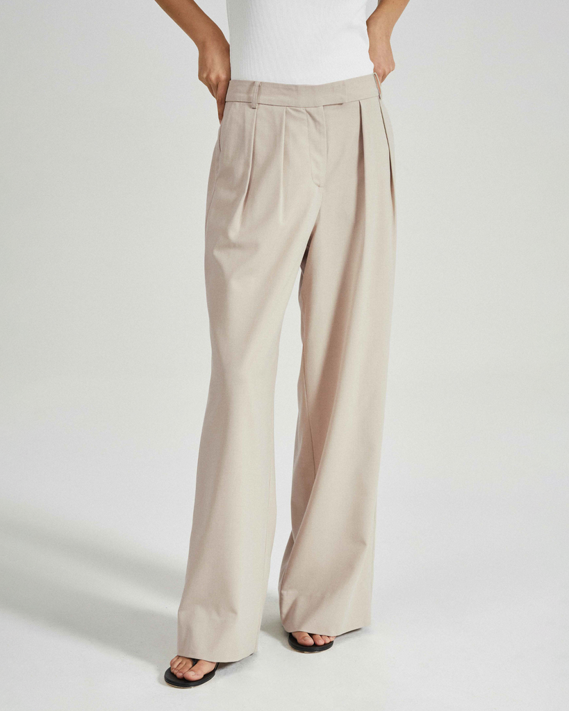 Expertly tailored from a lightweight tencel-wool blend, the Sabine Trousers feature double inverted pleating at the front, falling into a wide slouchy leg silhouette. The epitome of relaxed suiting, pair the Sabine Trousers with the co-ordinating blazer for the full look. By Friends with Frank, now available at After Eight. 