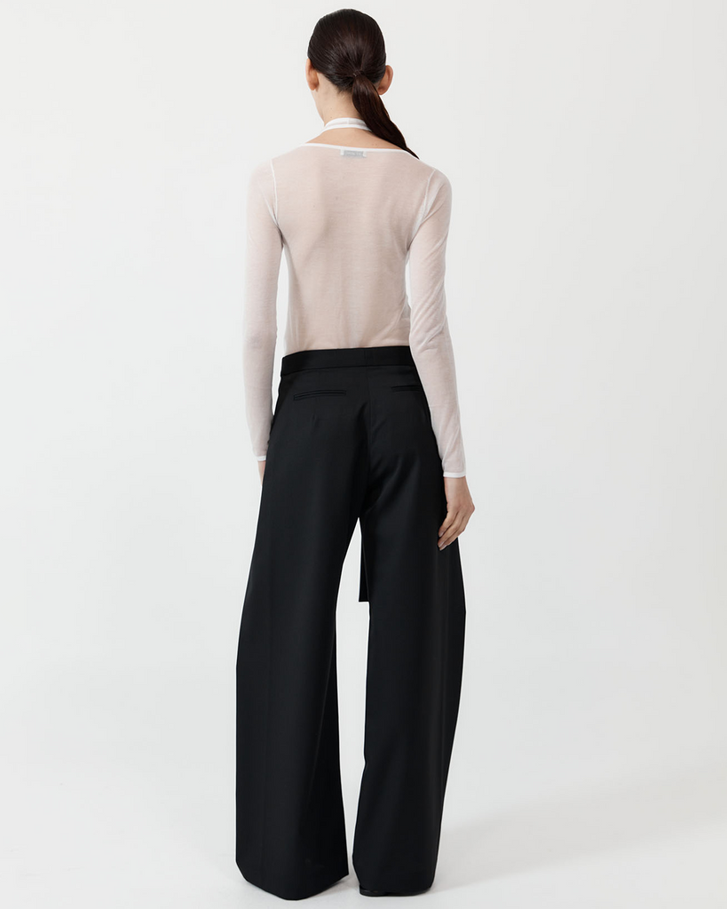 A playful take on the everyday long-sleeve, the Semi Sheer Loop Top boasts a layered halter neckline, long sleeve layered design and hip-length silhouette. Crafted from 100% TENCEL™ Lyocell for a semi sheer fabrication, the Semi Sheer Loop Top is a perfect trans-seasonal layering piece for the everyday capsule wardrobe. By St Agni, now available at After Eight. 