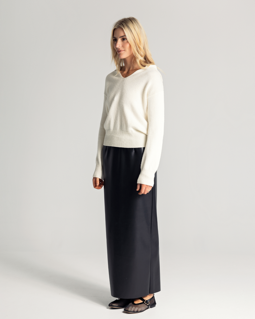 The Relaxed Collared Sweater is a luxurious testament to both warmth and style, expertly crafted from a sumptuous wool and cashmere blend. Designed for a relaxed fit, its oversized silhouette drapes effortlessly, embracing comfort without compromising on chic sophistication.